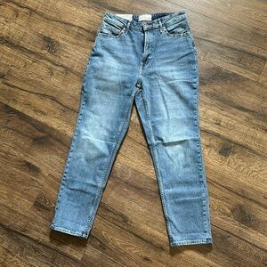 Everlane original curvy cheeky jean. Worn-in mid blue. Size 29 R